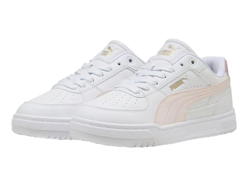 Tenis PUMA blancos con franja y talón en color rosa claro, estilo deportivo.
