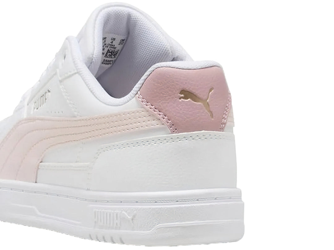 Tenis PUMA blancos con franja y talón en color rosa claro, estilo deportivo.