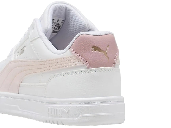 Tenis PUMA blancos con franja y talón en color rosa claro, estilo deportivo.