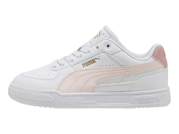 Tenis PUMA blancos con franja y talón en color rosa claro, estilo deportivo.