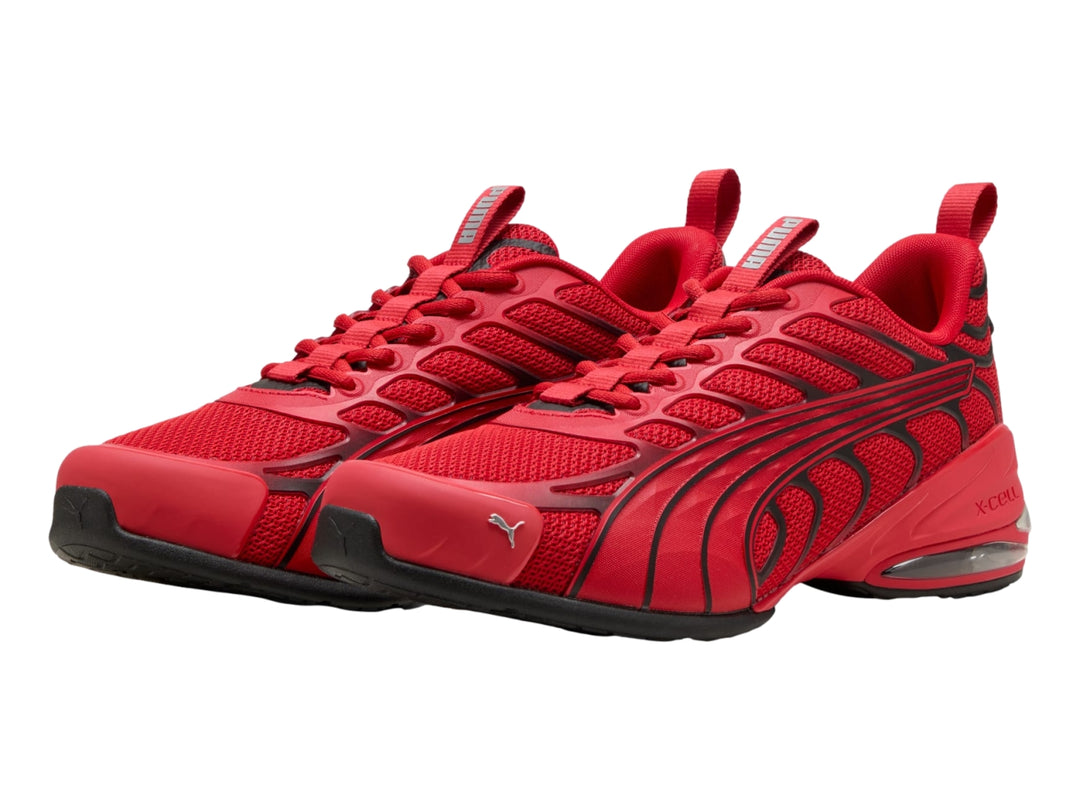 Tenis deportivos PUMA en color rojo con detalles negros y suela amortiguada.