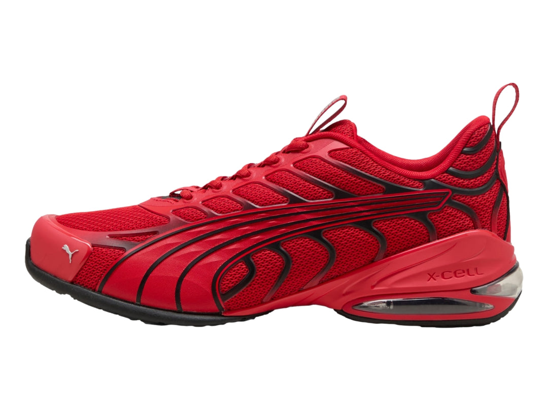 Tenis deportivos PUMA en color rojo con detalles negros y suela amortiguada.