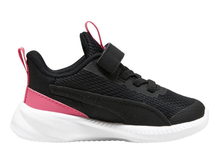 Tenis PUMA infantiles en color negro con detalles en rosa y suela blanca, con cierre de velcro.