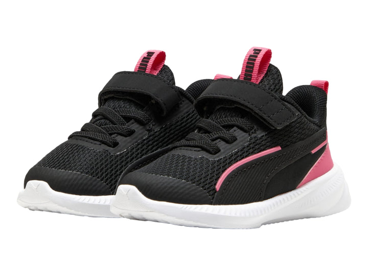 Tenis PUMA infantiles en color negro con detalles en rosa y suela blanca, con cierre de velcro.