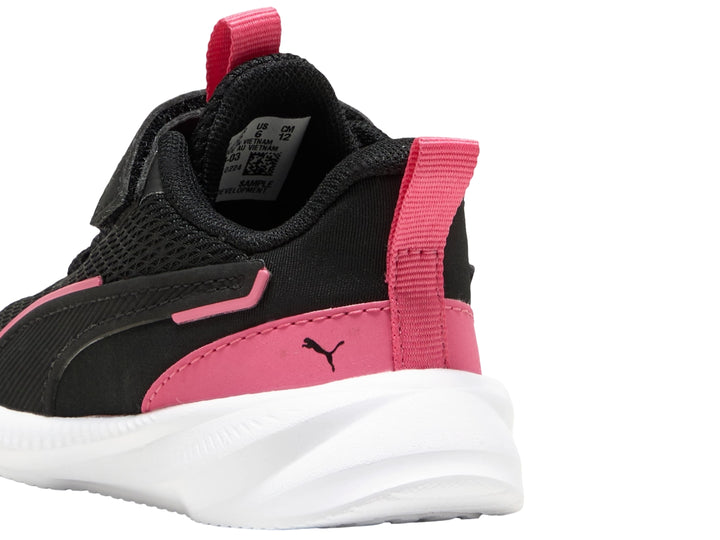Tenis PUMA infantiles en color negro con detalles en rosa y suela blanca, con cierre de velcro.