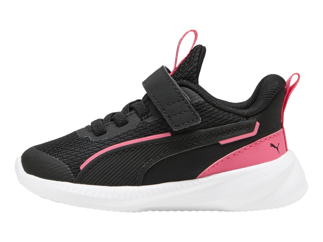 Tenis PUMA infantiles en color negro con detalles en rosa y suela blanca, con cierre de velcro.