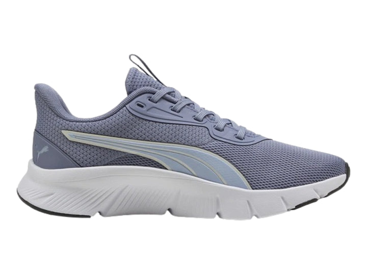 Tenis deportivos PUMA color gris azulado con suela blanca y detalles en azul claro.