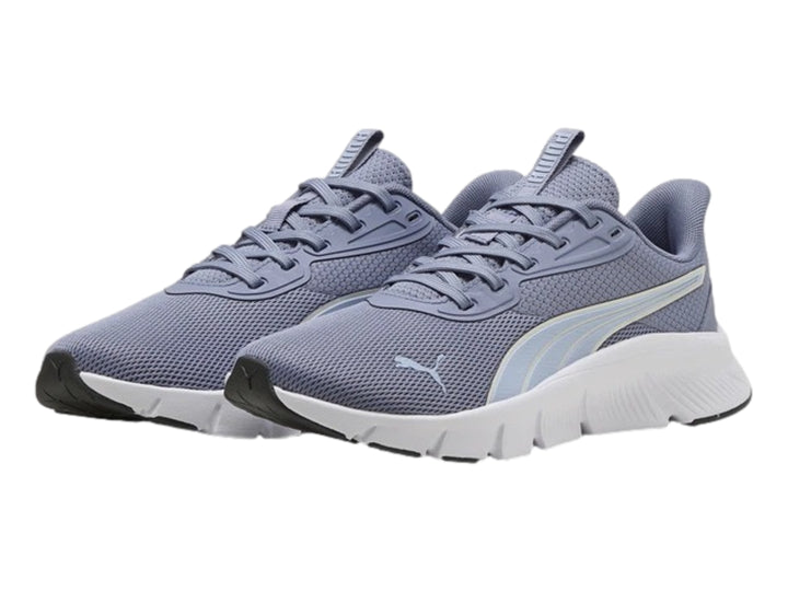 Tenis deportivos PUMA color gris azulado con suela blanca y detalles en azul claro.