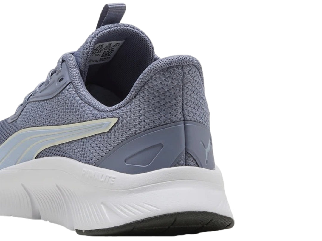 Tenis deportivos PUMA color gris azulado con suela blanca y detalles en azul claro.