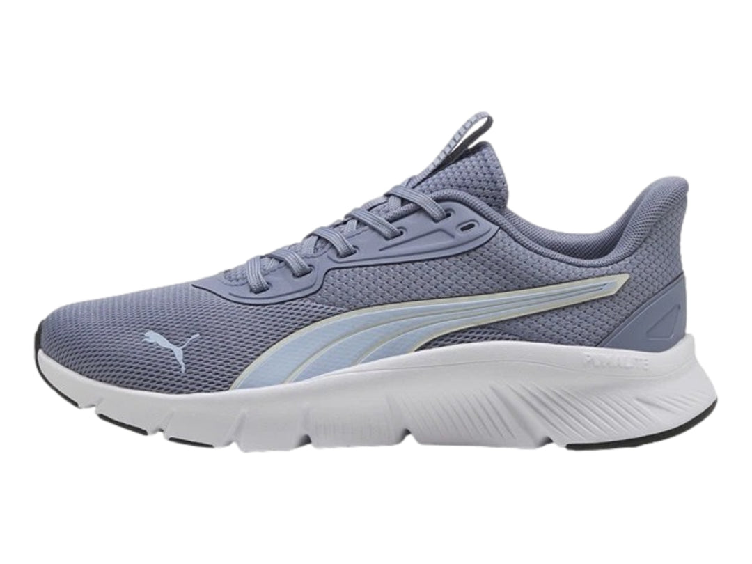Tenis deportivos PUMA color gris azulado con suela blanca y detalles en azul claro.