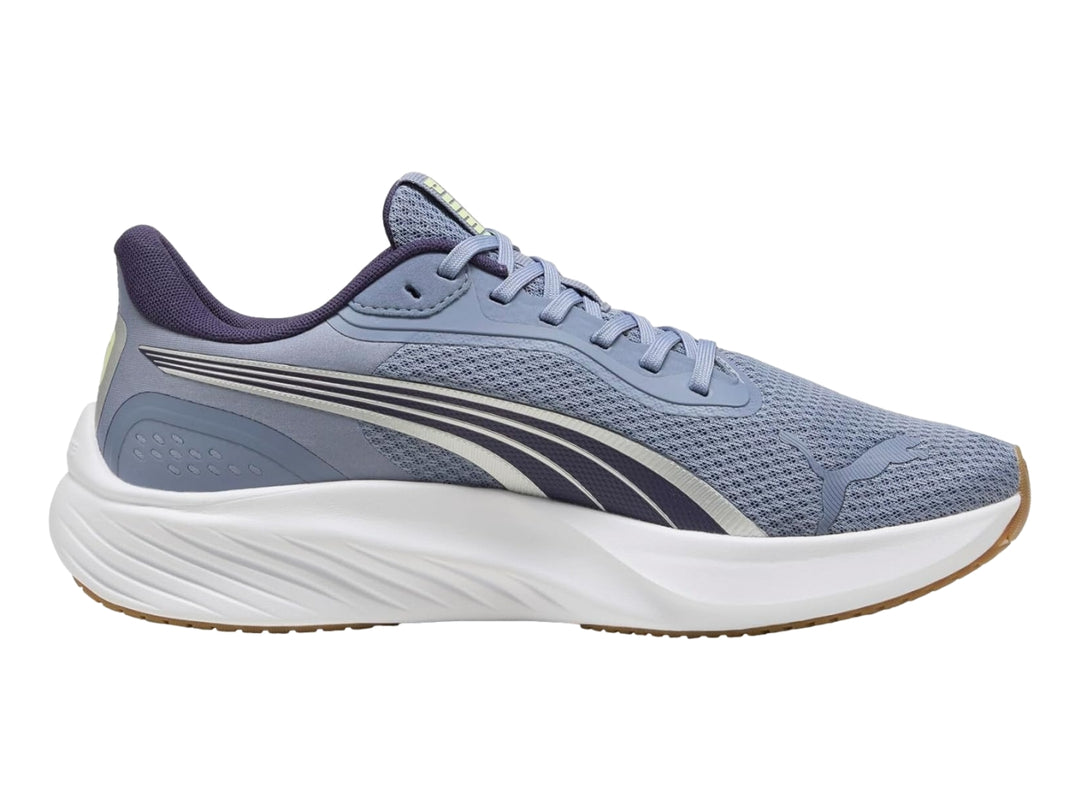 Tenis PUMA Pounce Lite en color gris cielo con detalles en morado y suela blanca gruesa.