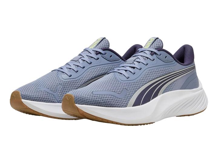 Tenis PUMA Pounce Lite en color gris cielo con detalles en morado y suela blanca gruesa.