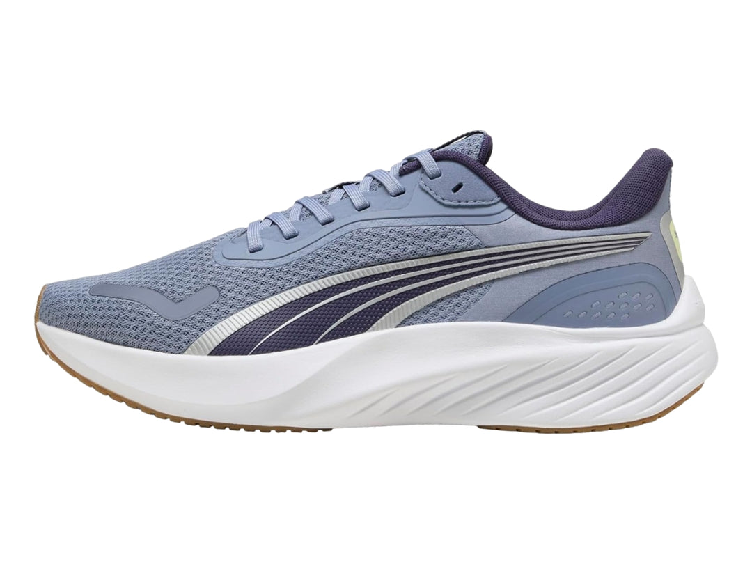 Tenis PUMA Pounce Lite en color gris cielo con detalles en morado y suela blanca gruesa.