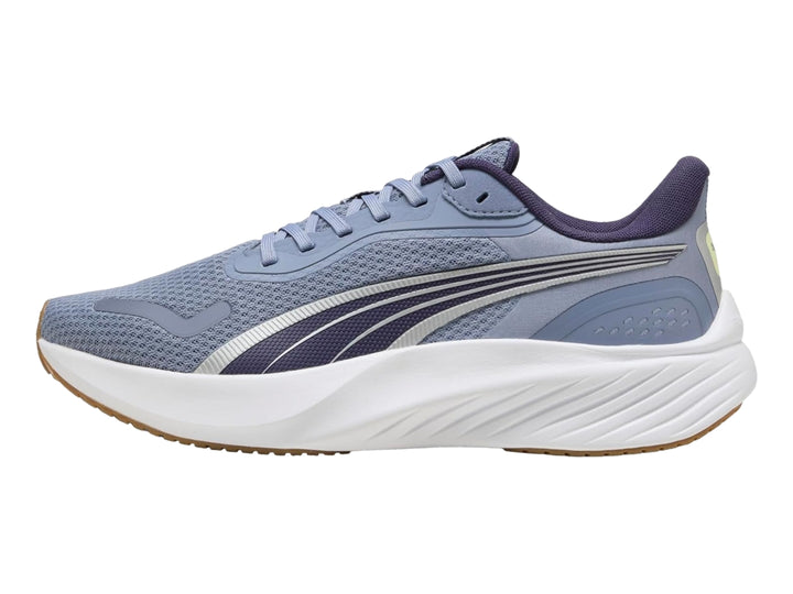 Tenis PUMA Pounce Lite en color gris cielo con detalles en morado y suela blanca gruesa.