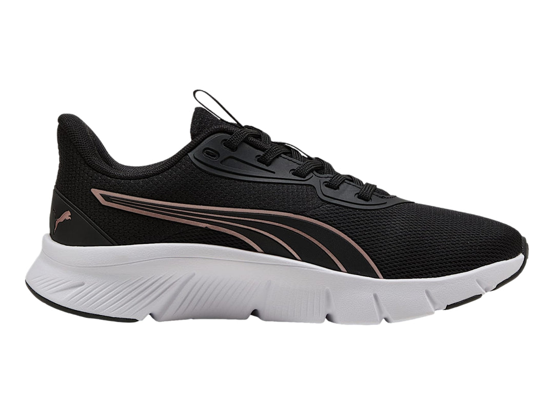 Tenis deportivos PUMA color negro con suela blanca y detalle lateral en rosa pálido.