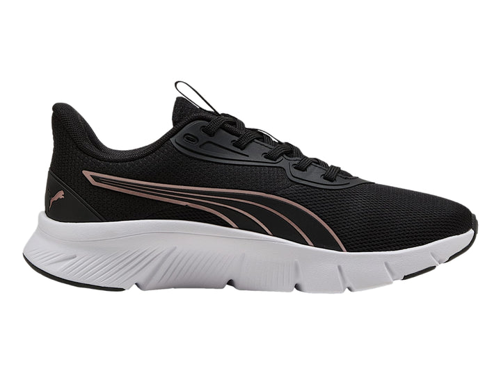 Tenis deportivos PUMA color negro con suela blanca y detalle lateral en rosa pálido.