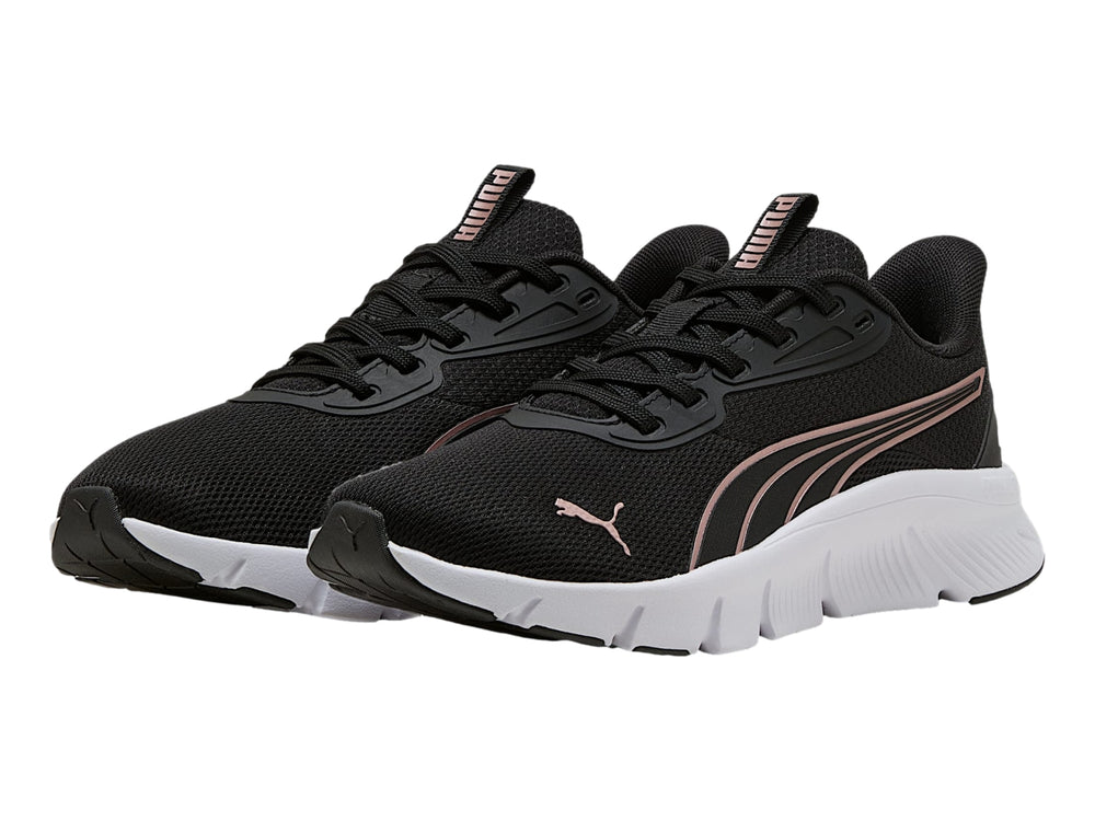 Tenis deportivos PUMA color negro con suela blanca y detalle lateral en rosa pálido.