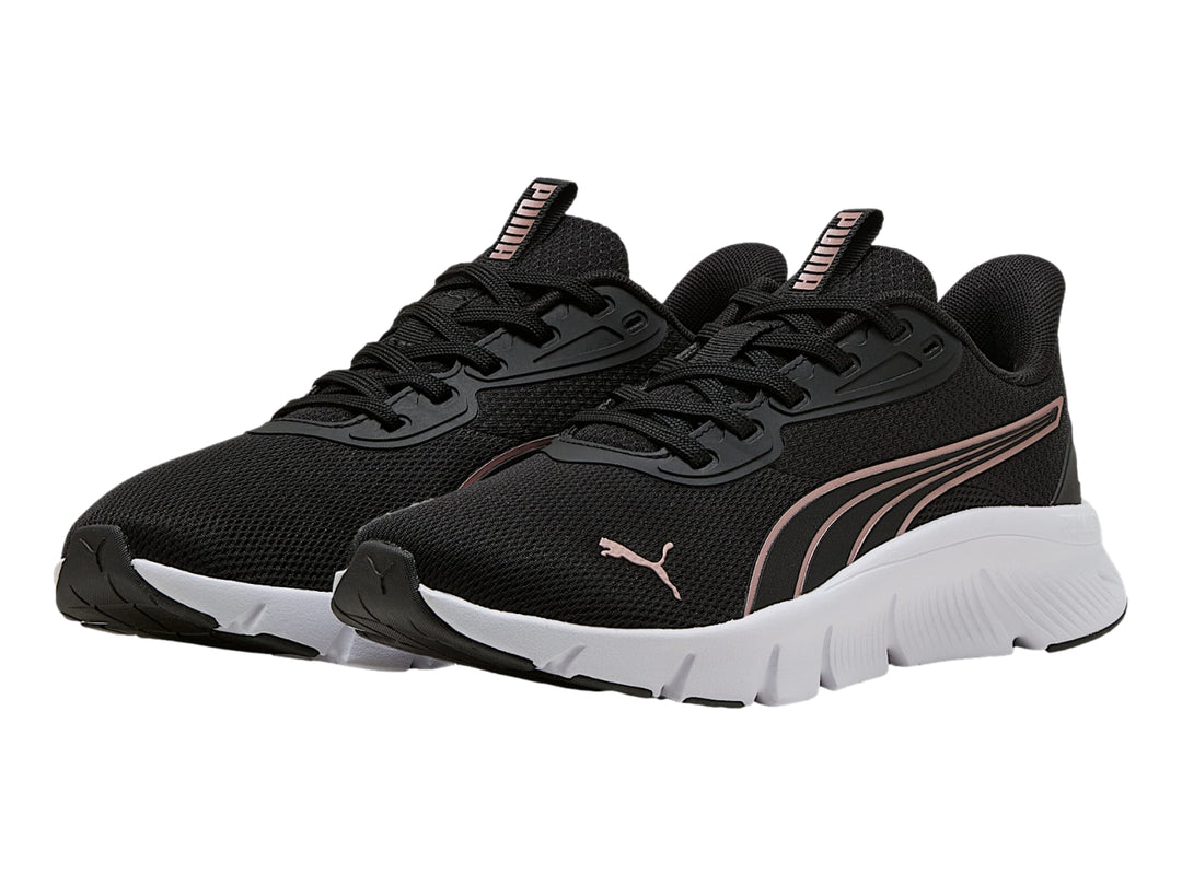 Tenis deportivos PUMA color negro con suela blanca y detalle lateral en rosa pálido.