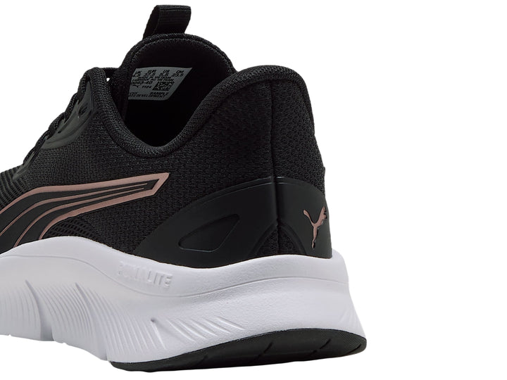 Tenis deportivos PUMA color negro con suela blanca y detalle lateral en rosa pálido.