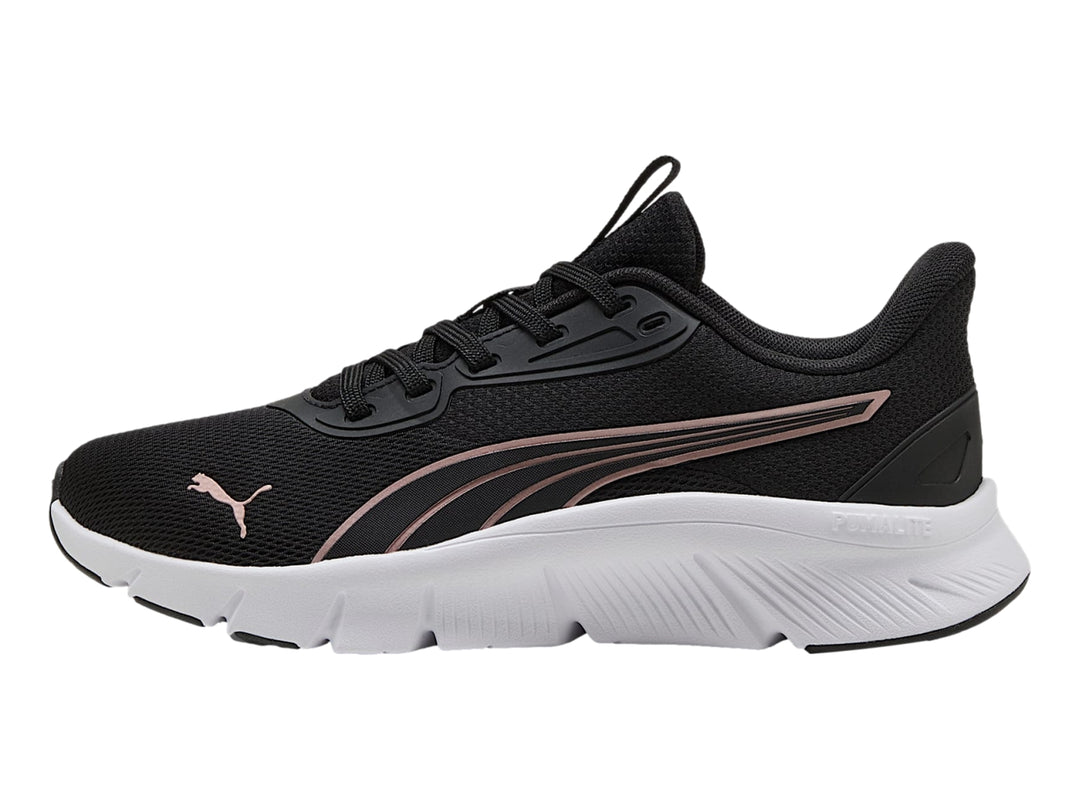Tenis deportivos PUMA color negro con suela blanca y detalle lateral en rosa pálido.
