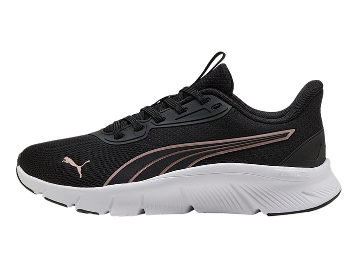 Tenis deportivos PUMA color negro con suela blanca y detalle lateral en rosa pálido.