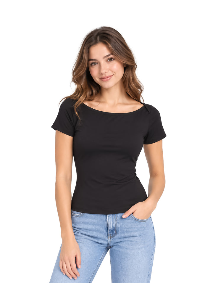 Mujer vistiendo una blusa negra de manga corta y cuello redondo.