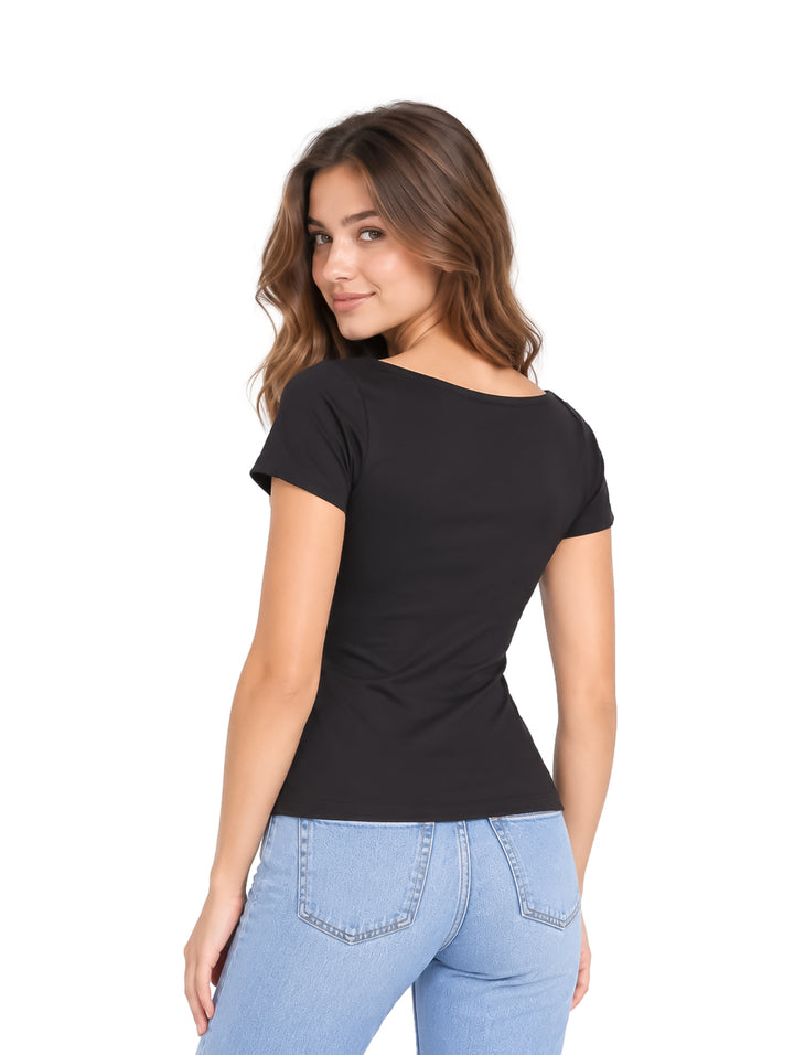 Mujer vistiendo una blusa negra de manga corta y cuello redondo.