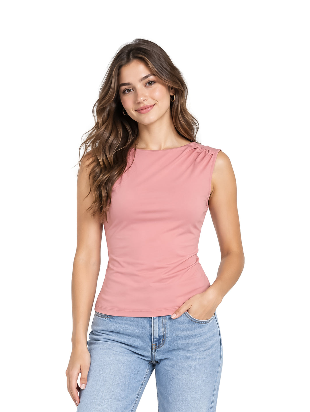 Mujer joven vistiendo una blusa color rosa sin mangas y jeans azules sobre fondo blanco.