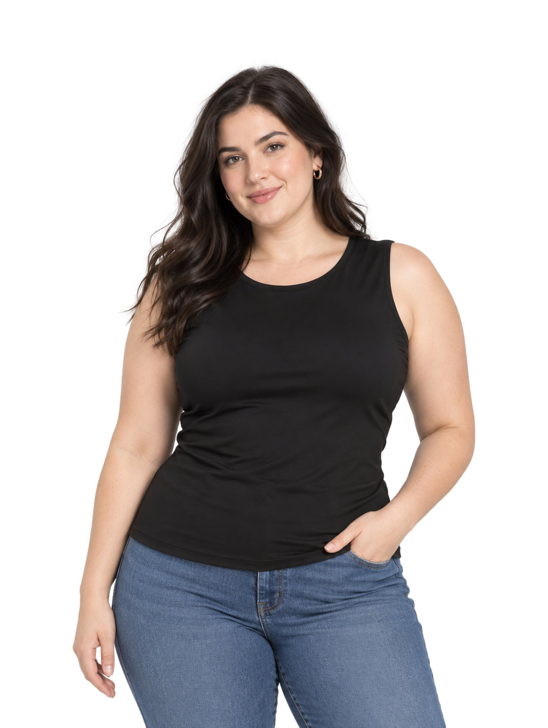 Mujer vistiendo una blusa negra sin mangas de cuello redondo y pantalones vaqueros azules.