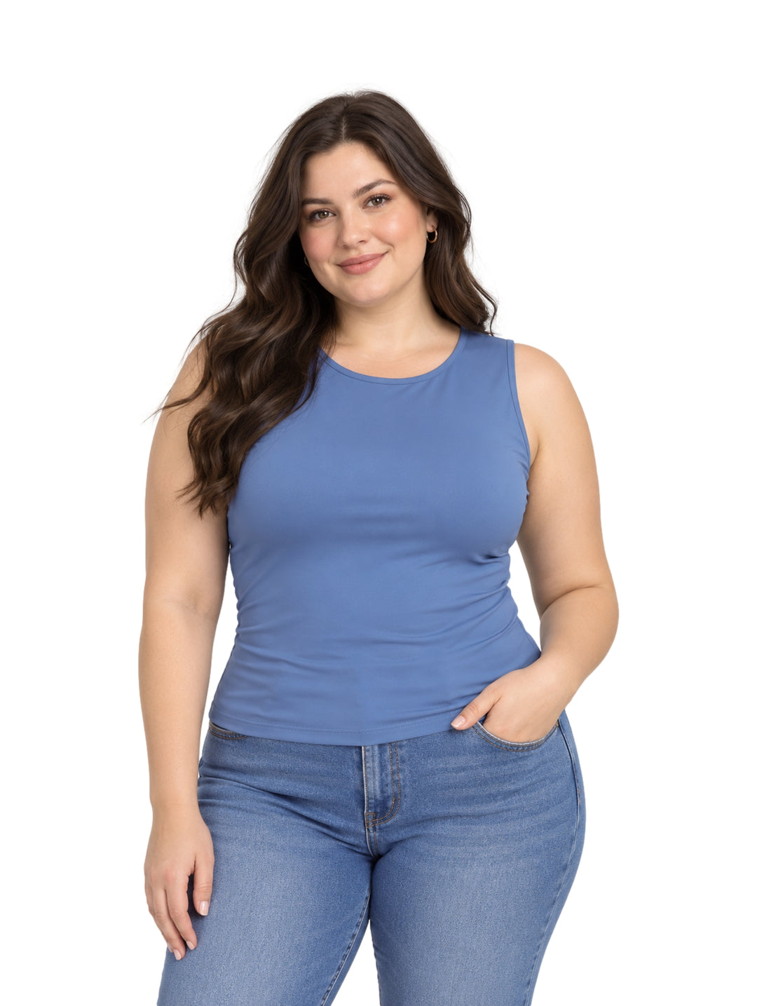 Mujer vistiendo una blusa azul sin mangas y pantalones de mezclilla sobre fondo blanco.