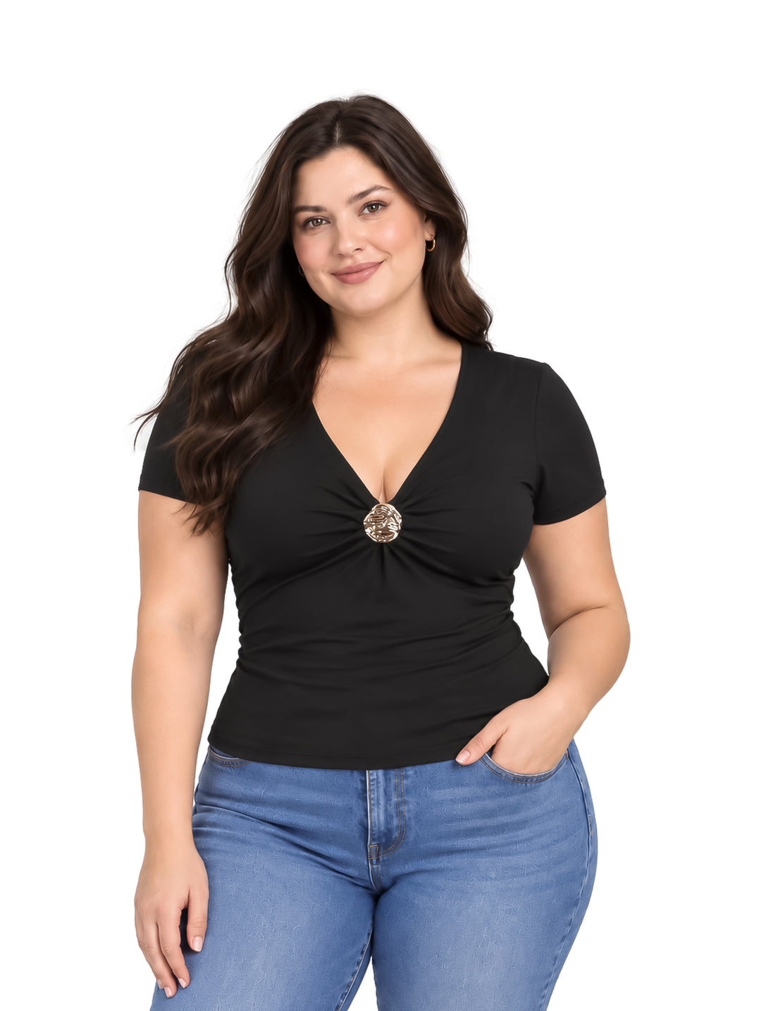Mujer vistiendo una blusa negra ajustada con cuello en V y un detalle decorativo central.