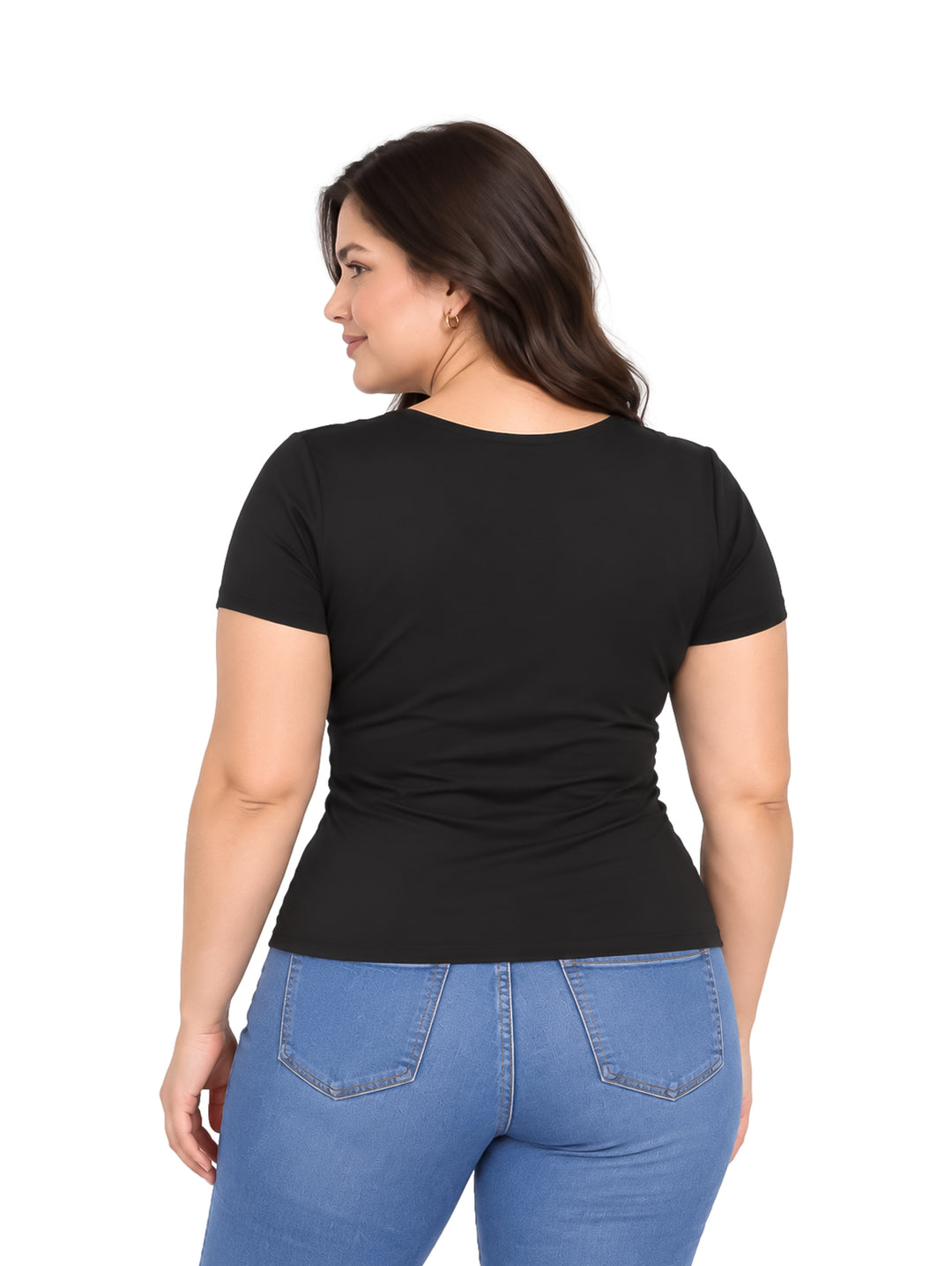 Mujer vistiendo una blusa negra ajustada con cuello en V y un detalle decorativo central.