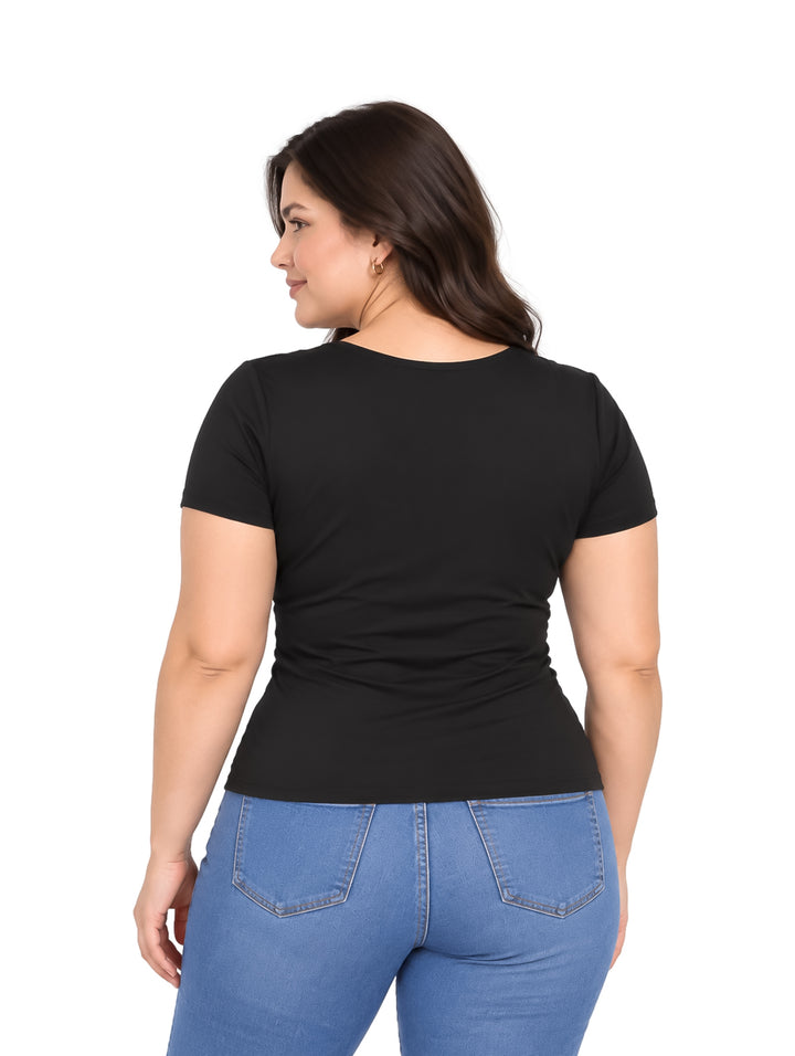 Mujer vistiendo una blusa negra ajustada con cuello en V y un detalle decorativo central.