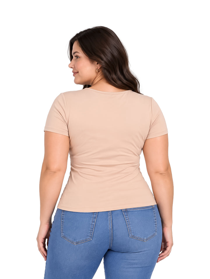 Mujer vistiendo blusa color champagne con cuello en V y detalle decorativo central.