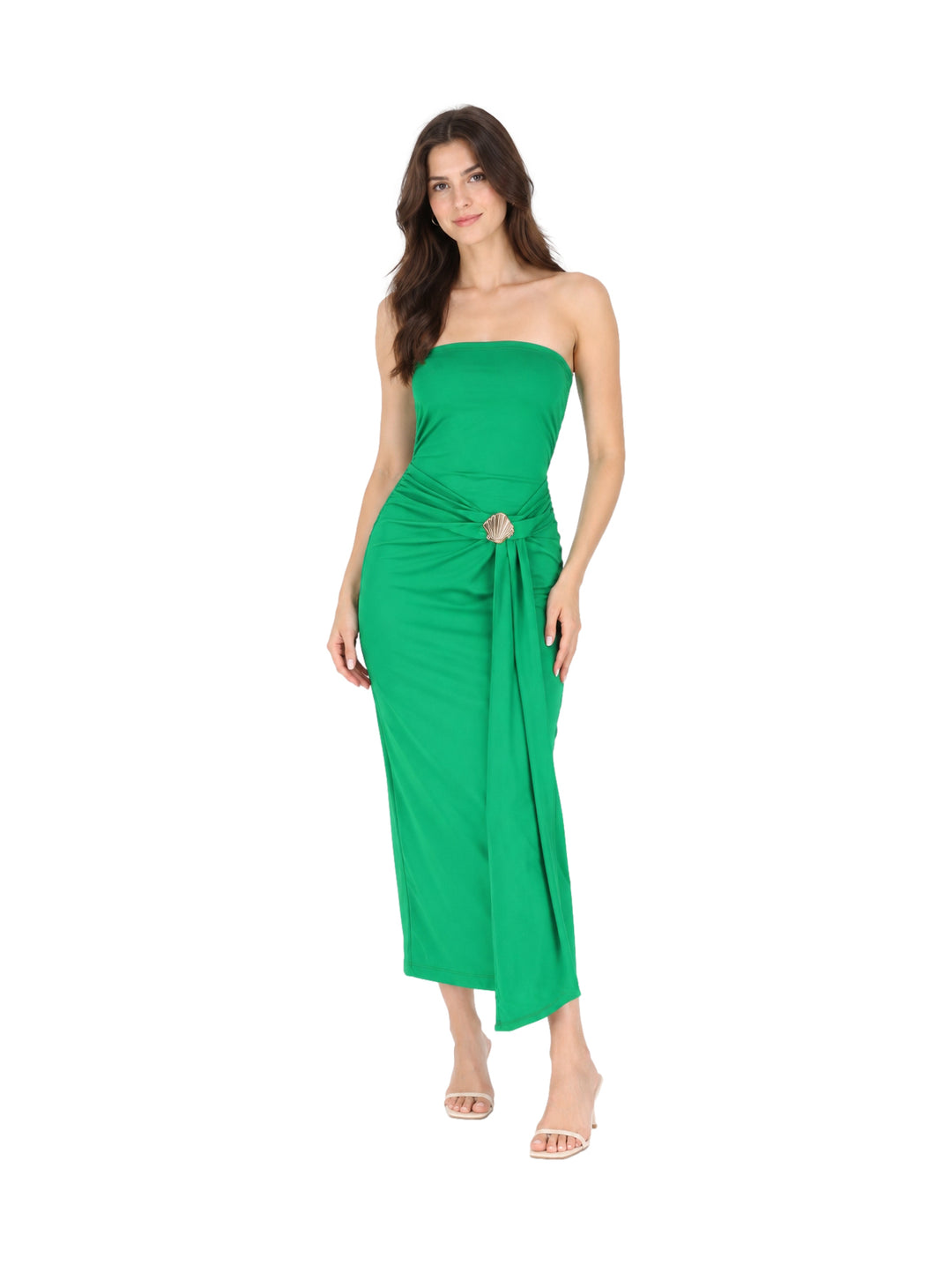 Mujer vistiendo un vestido largo strapless de color verde con detalle decorativo en la cintura.