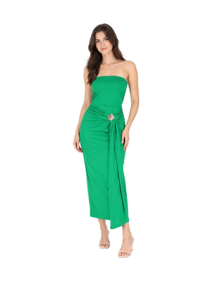 Mujer vistiendo un vestido largo strapless de color verde con detalle decorativo en la cintura.