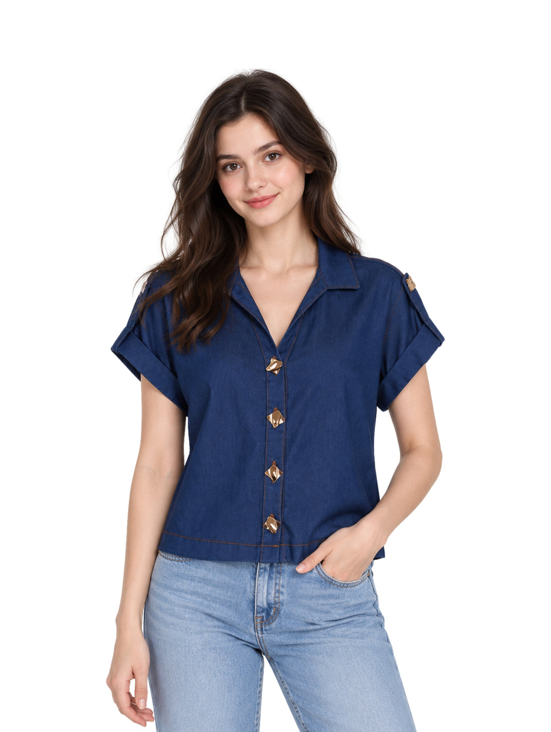 Mujer vistiendo blusa de mezclilla azul con botones frontales y pantalones de mezclilla claros.
