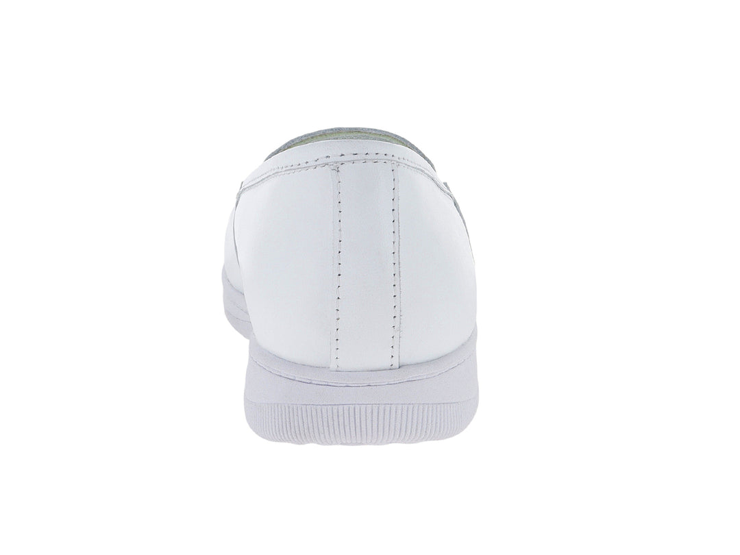 Zapato plano de color blanco, estilo slip-on, marca Dianais.