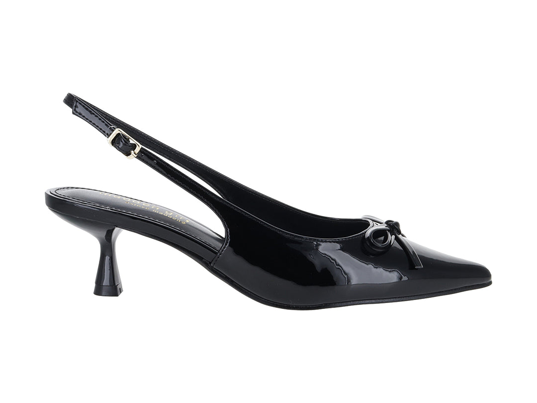 Zapato de tacón negro charol estilo slingback con punta fina y detalle de moño.