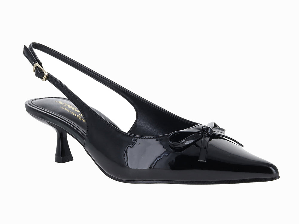 Zapato de tacón negro charol estilo slingback con punta fina y detalle de moño.