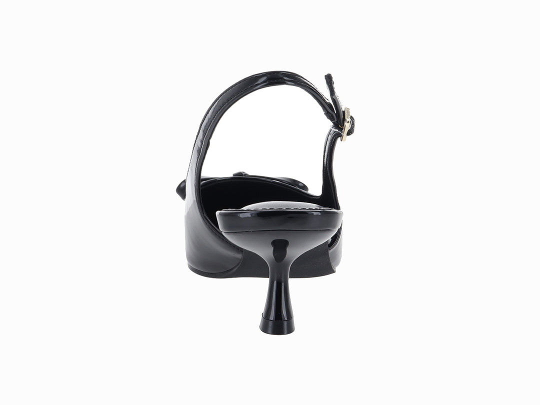 Zapato de tacón negro charol estilo slingback con punta fina y detalle de moño.