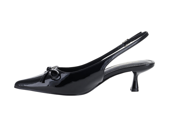 Zapato de tacón negro charol estilo slingback con punta fina y detalle de moño.