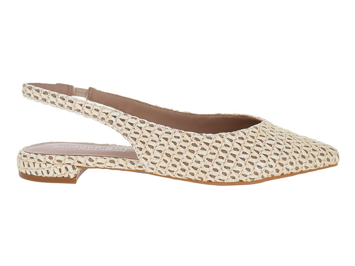 Zapato plano color beige con textura tejida y correa posterior.