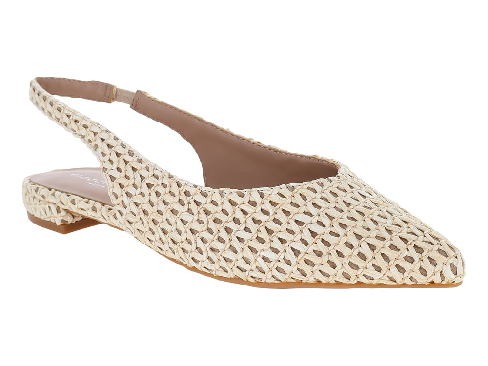 Zapato plano color beige con textura tejida y correa posterior.