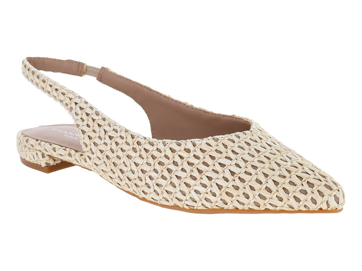 Zapato plano color beige con textura tejida y correa posterior.