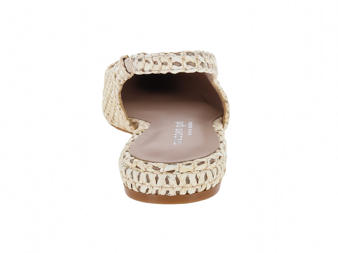 Zapato plano color beige con textura tejida y correa posterior.