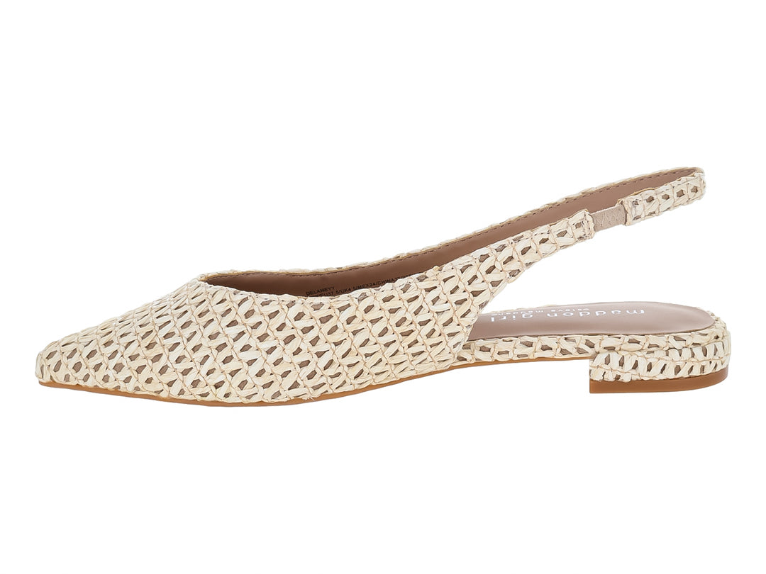 Zapato plano color beige con textura tejida y correa posterior.