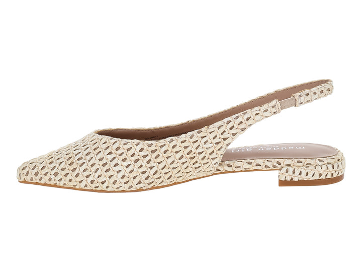 Zapato plano color beige con textura tejida y correa posterior.