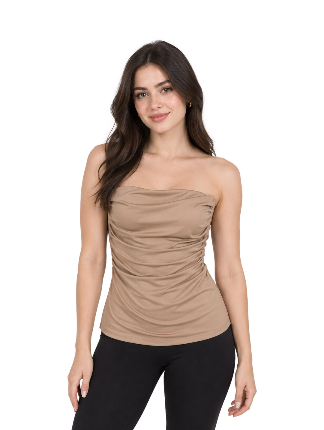 Mujer modelando un top strapless color beige ajustado.
