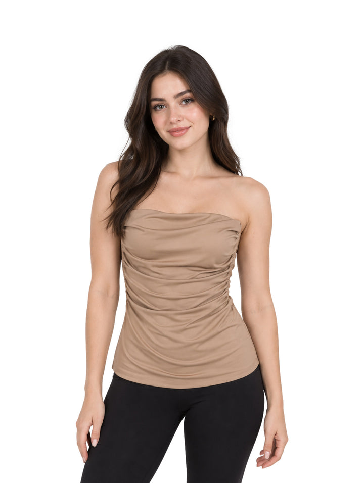 Mujer modelando un top strapless color beige ajustado.
